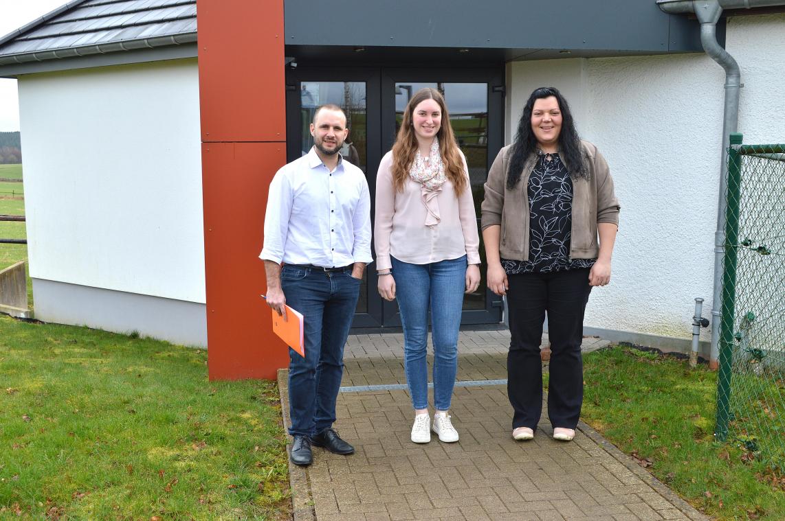 <p>David Sarlette, Präsident des Verwaltungsrates, freut sich, dass Aline Scheuren (Mitte) und Jenny Krämer (rechts) die Leitung der WG Lommersweiler übernommen haben.</p>