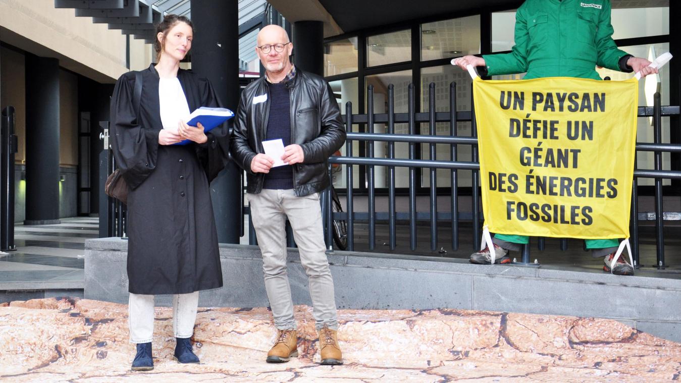 <p>Hugues Falys (Bildmitte) vor dem Handelsgericht in Tounai</p>