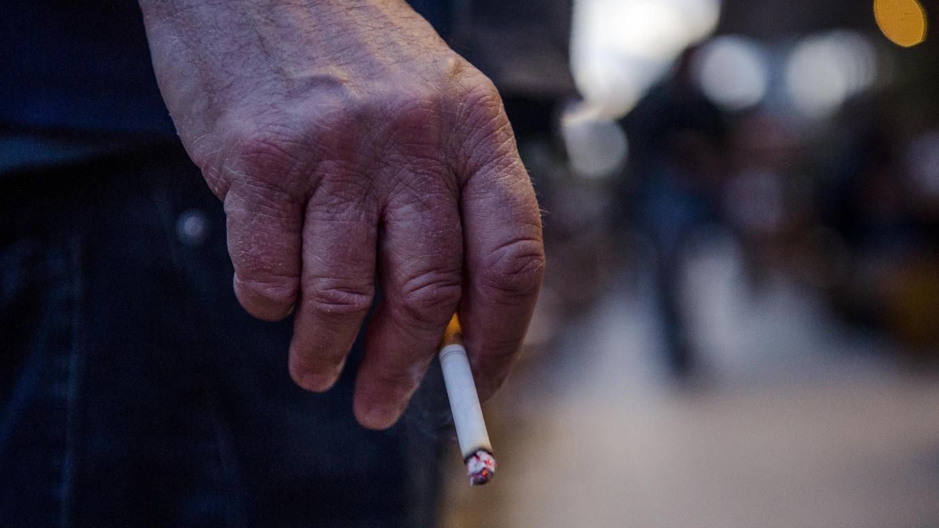 <p>Bereits 2004 wurden Zigaretten aus den Zügen verbannt. In den folgenden Jahren wurde das Rauchverbot auf die Bahnhofsgebäude ausgedehnt, und seit dem 1. Januar 2023 ist es auch nicht mehr erlaubt, auf den Bahnsteigen im Freien eine Zigarette anzuzünden.</p>