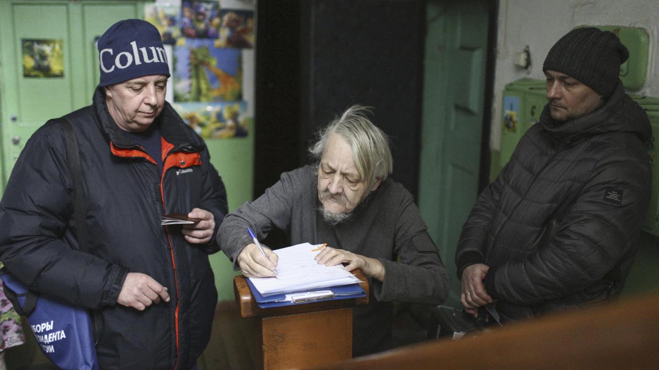 <p>Ein Mann füllt seinen Stimmzettel für die Präsidentenwahl aus, während er von einem mobilen Wahlkomitee besucht wird.</p>