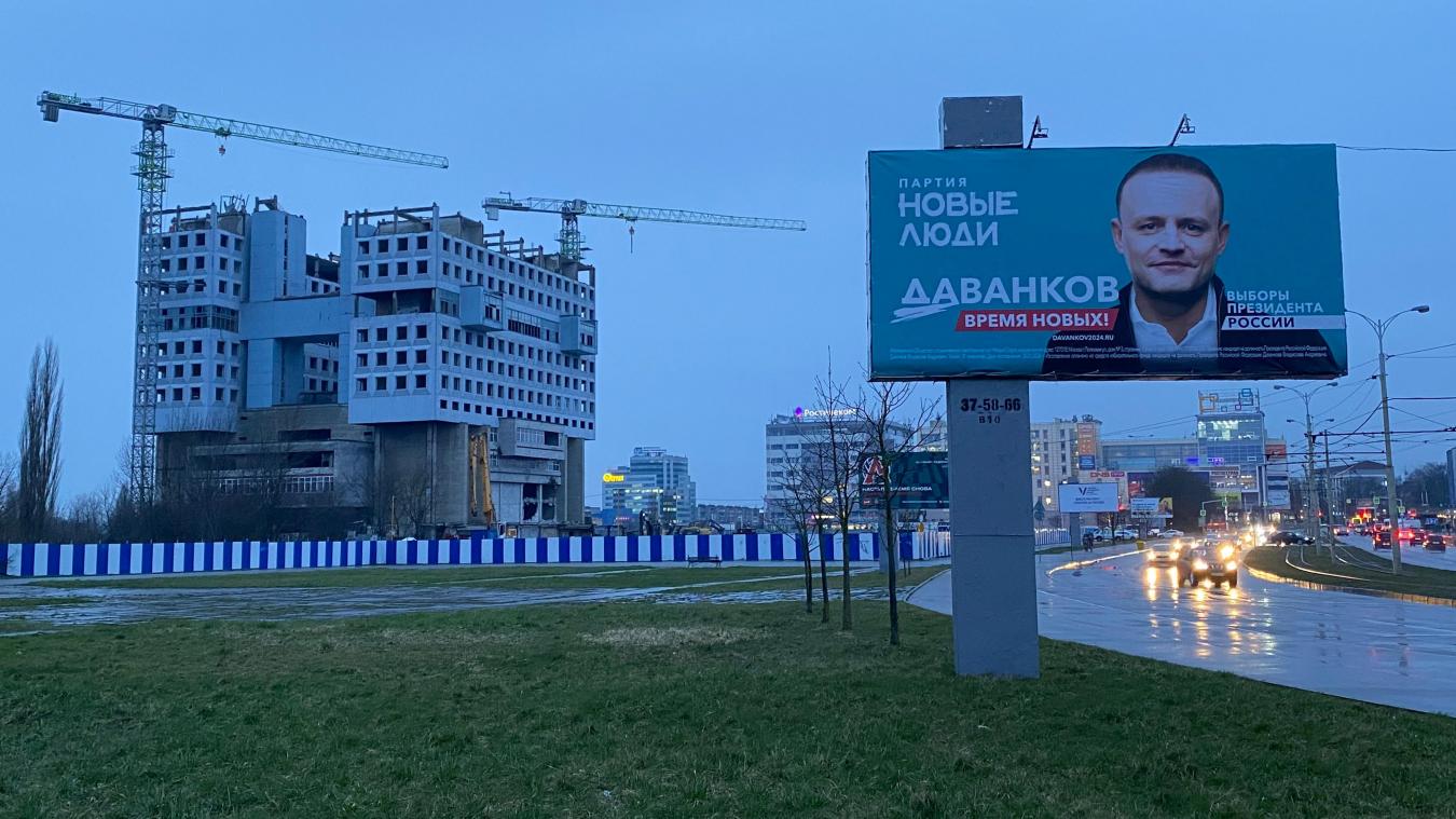 <p>Ein Wahlplakat vor dem Haus der Räte zeigt den Kandidaten Wladislaw Dawankow.</p>