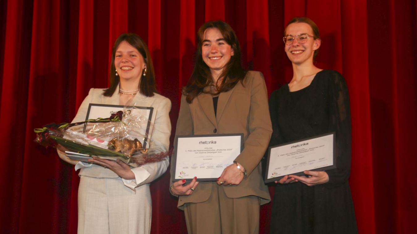 <p>Das Podium der Rhetorika: Siegerin Elena Cormann (Mitte), die Zweite Lea Schommer (links, die auch den Publikumspreis gewann) sowie die Drittplatzierte Anna Wiens.</p>