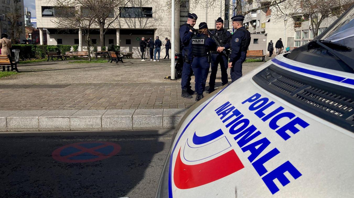 <p>Polizisten und Journalisten stehen vor einem Polizeirevier in einem nördlichen Vorort von Paris.</p>
