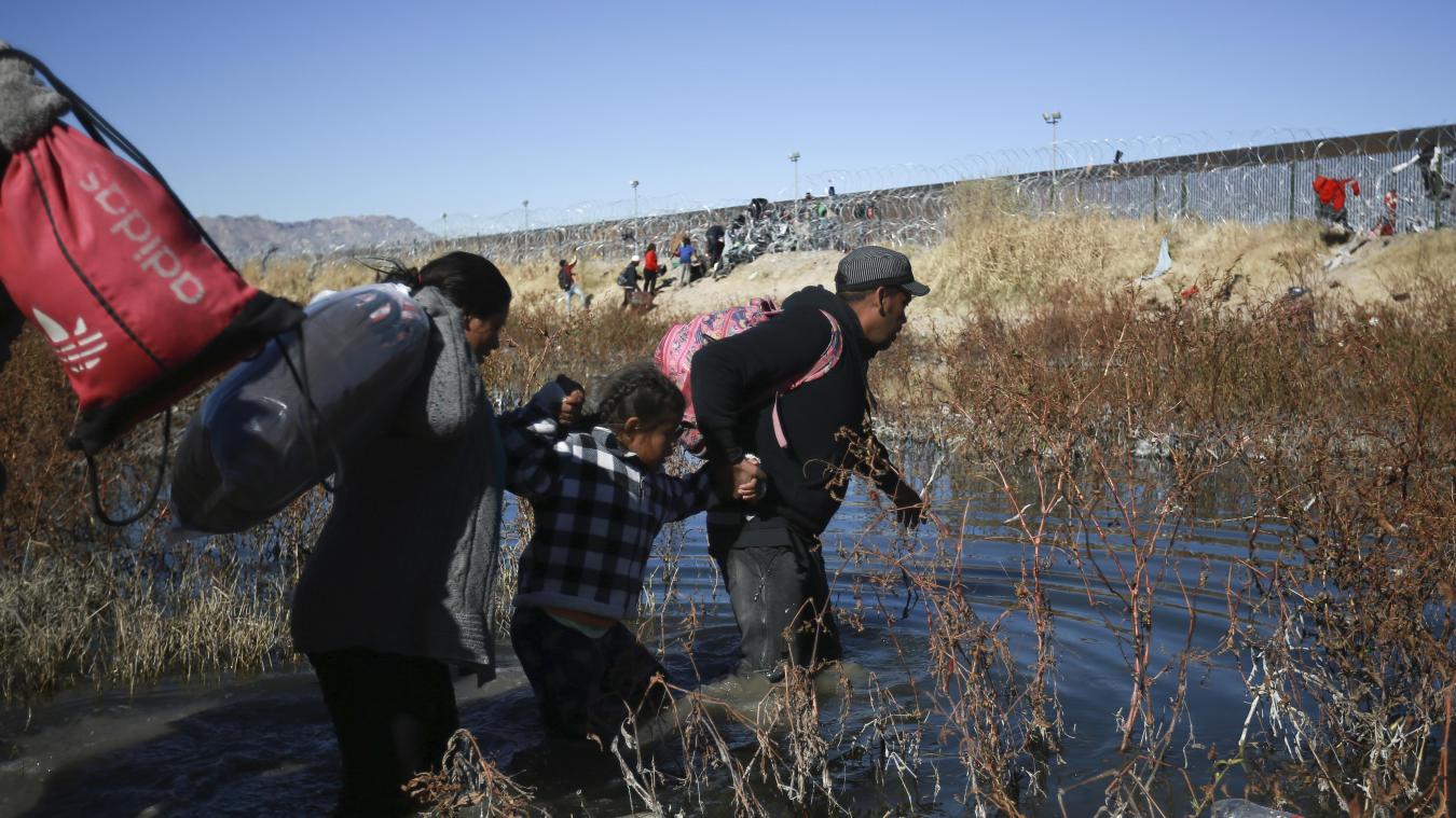 <p>Migranten überqueren den Rio Grande, um von Mexiko in die Vereinigten Staaten zu gelangen.</p>