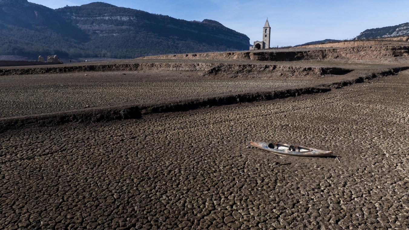 <p>Der Klimawandel hinterlässt seine Spuren: Ein verlassenes Kanu liegt auf dem rissigen Boden des Sau-Stausees etwa 100 Kilometer nördlich von Barcelona.</p>
