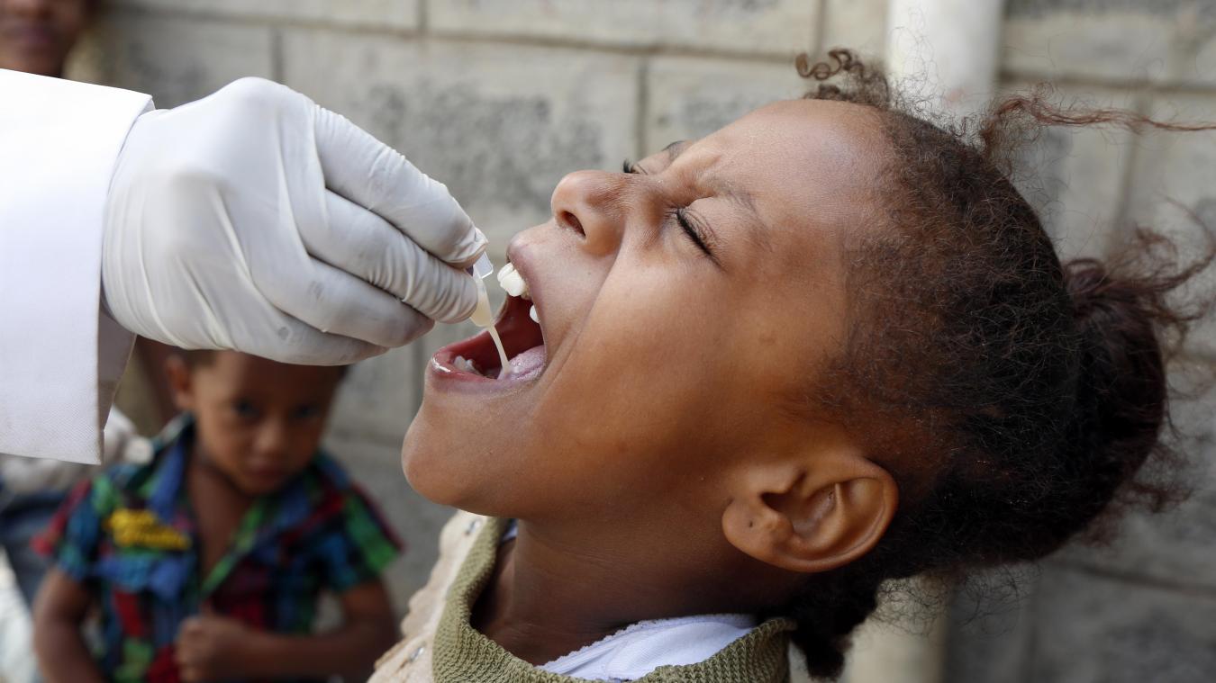 <p>Ein jemenitisches Mädchen erhält im Zuge einer vom Gesundheitsministerium angestoßenen Impfkampagne einen Impfstoff gegen Cholera.</p>