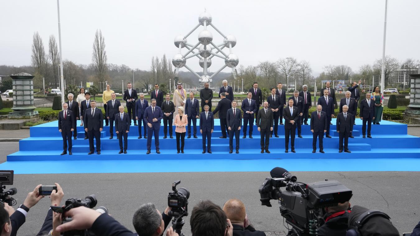 <p>Staats- und Regierungschefs posieren im Rahmen des Kernenergie-Gipfels für ein Gruppenfoto vor dem Atomium in Brüssel.</p>