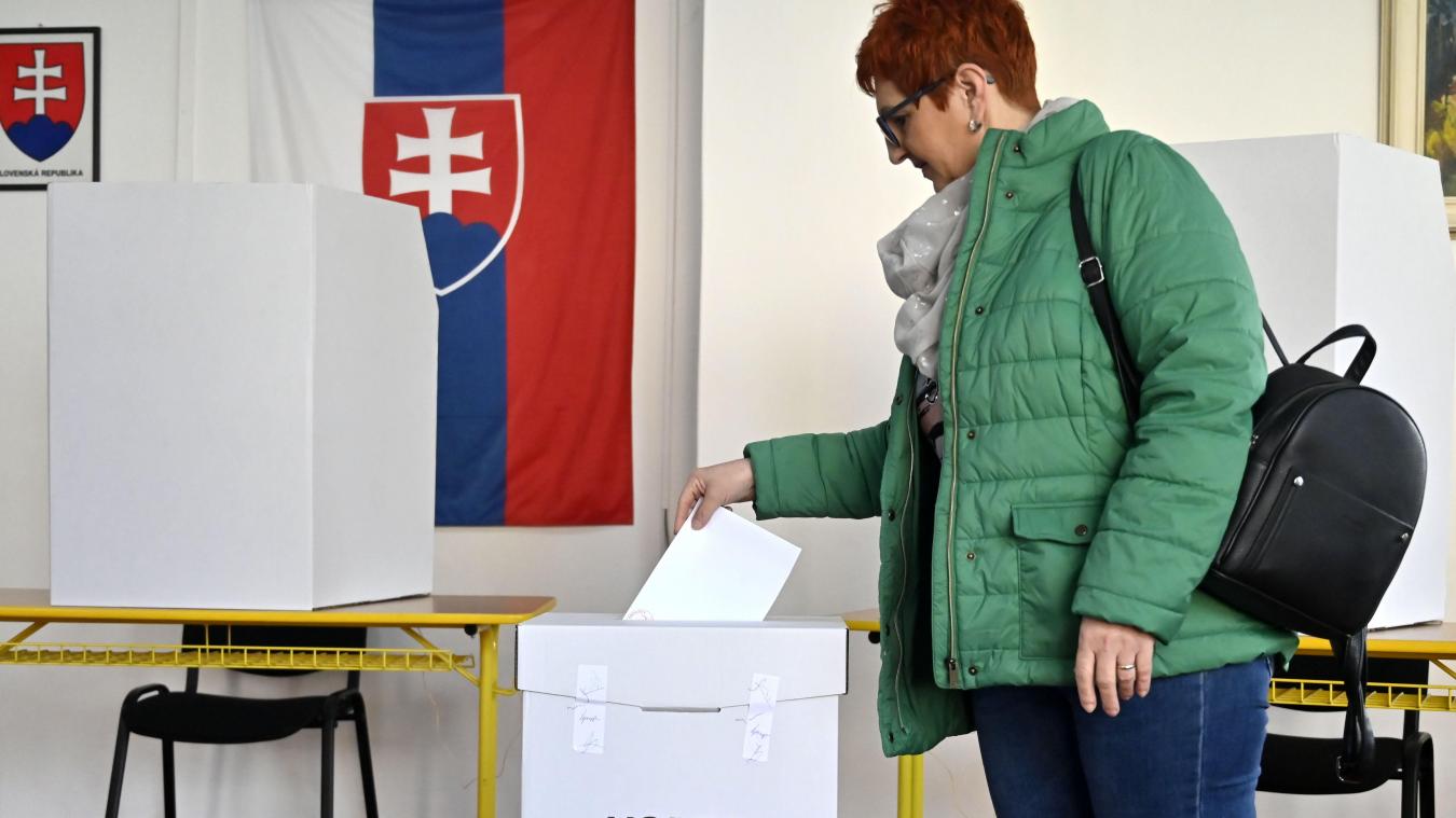 <p>Eine Wählerin wirft ihre Stimme für die Präsidentschaftswahlen in eine Wahlurne. Die erste Runde der Direktwahl des neuen slowakischen Präsidenten begann um 7 Uhr. Die Wahllokale sind bis 22 Uhr geöffnet.</p>