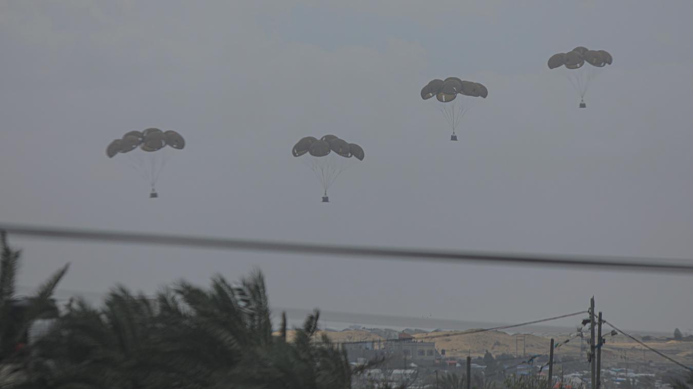 <p>Ein Flugzeug wirft humanitäre Hilfsgüter mit Fallschirmen über dem südlichen Gazastreifen ab.</p>