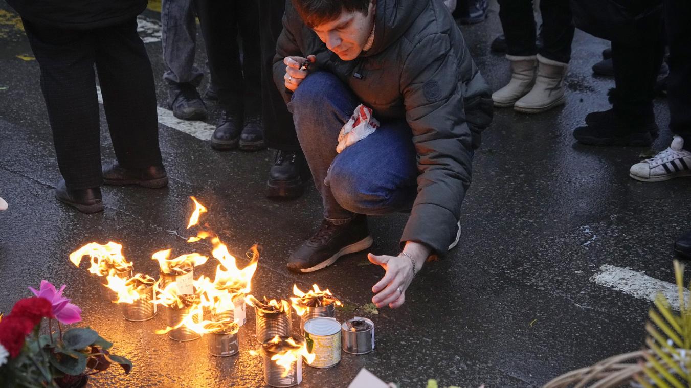 <p>Ein Mann zündet Kerzen am Zaun neben Crocus City Hall am westlichen Rand von Moskau an.</p>