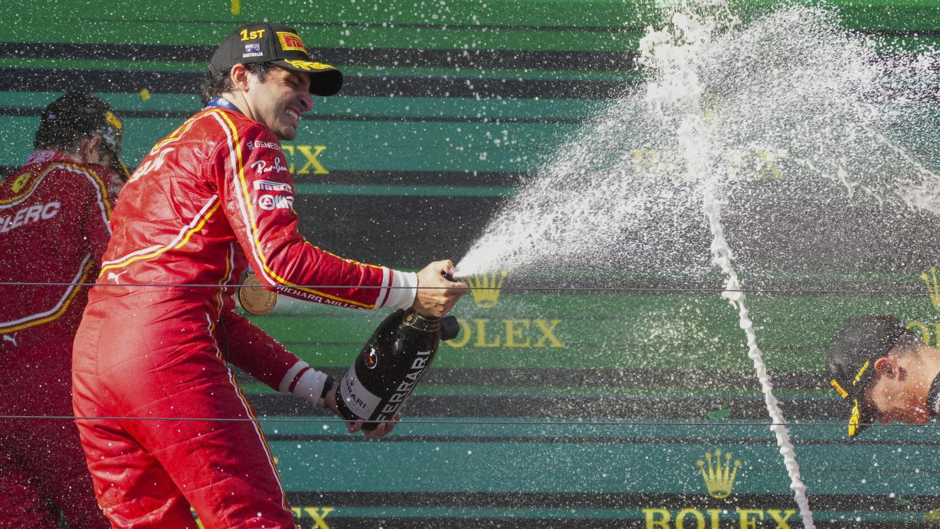 <p>Carlos Sainz vom Team Ferrarifeiert seinen Sieg im Albert Park.</p>