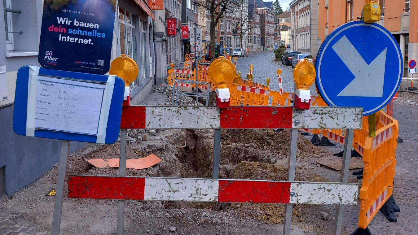 <p>Seit dem 18. März läuft die Verlegung des Glasfasernetzes im Bürgersteig der Gospertstraße.</p>