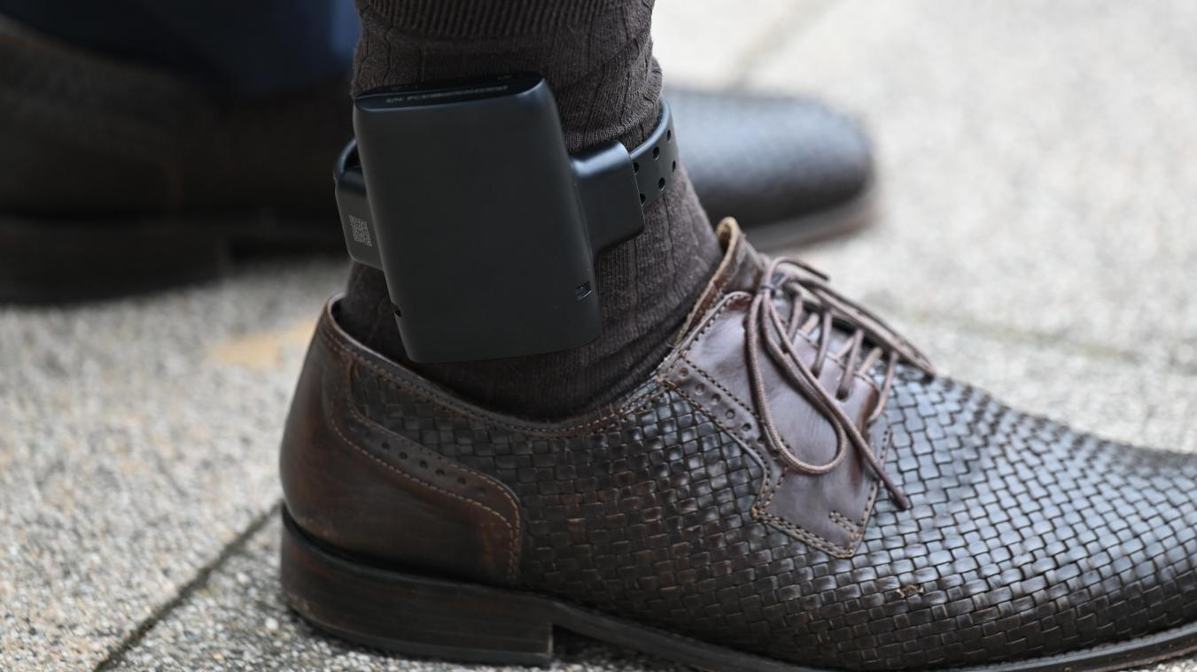 <p>Ein Mann trägt zu Demonstrationszwecken eine elektronische Aufenthaltsüberwachung, bekannt als elektronische Fußfessel.</p>