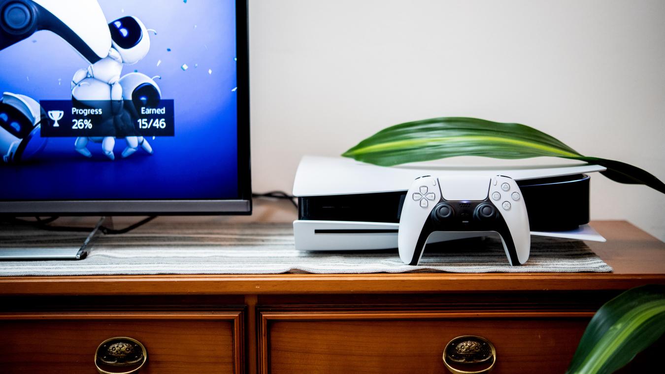 <p>Hingucker am Fernseher: Über das Design der Playstation 5 lässt sich durchaus streiten - auffällig ist es definitiv.</p>