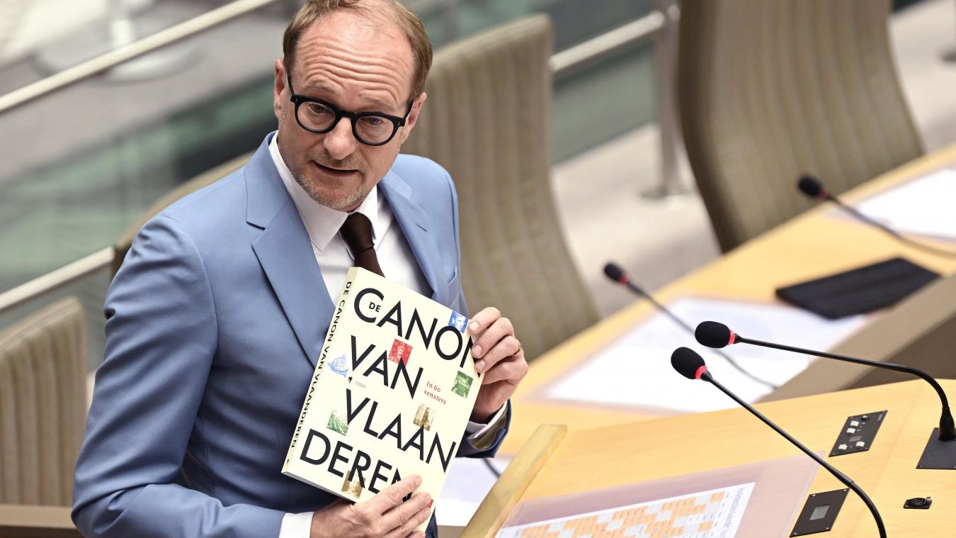 <p>Ben Weyts präsentiert im flämischen Parlament den „Kanon“.</p>