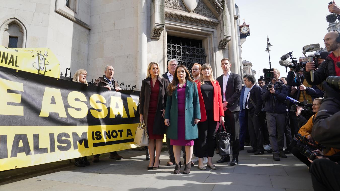 <p>Stella Assange (Mitte), die Ehefrau von Julian Assange, kommt vor dem Royal Courts of Justice an.</p>