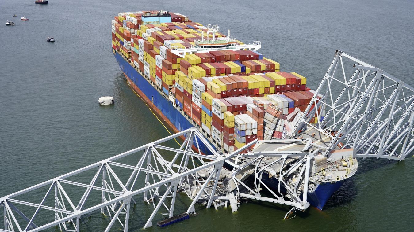 <p>Auf diesem von der Maryland National Guard veröffentlichten Luftbild steckt das Containerschiff „Dali“ unter einem Teil der Francis Scott Key Bridge fest.</p>