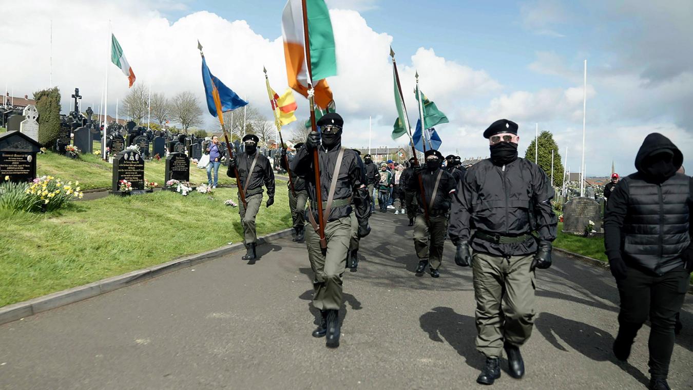 <p>Diese Aufnahme zeigt eine Parade der „dissident republicans“ in Derry/Londonderry</p>