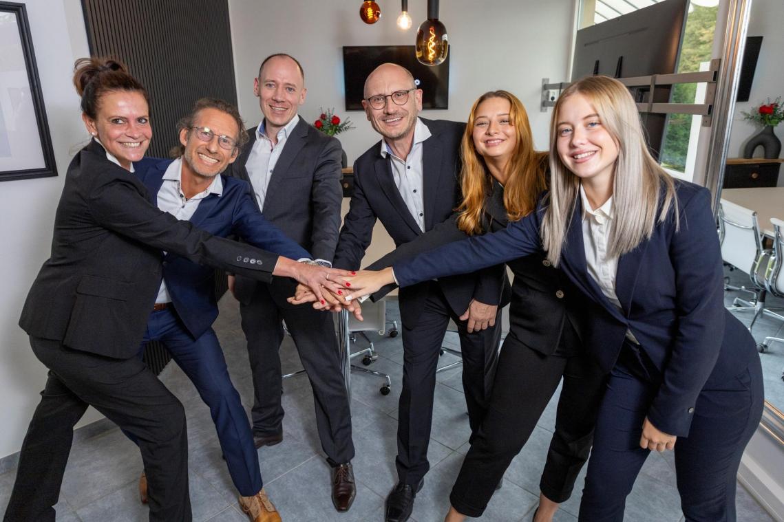 <p>Das Team von K-Immo Projekt Management GmbH mit Sitz in Hauset und Aachen, hier vereint um Bernd Küchen (Geschäftsführung, dritter von rechts) und Jochen Küchen (Vertrieb, dritter von links).</p>