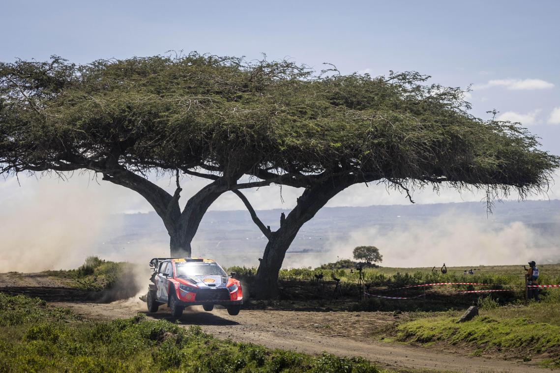 <p>Thierry Neuville (Hyundai) beendet die erste Tagesetappe in Kenia auf Platz vier.</p>
