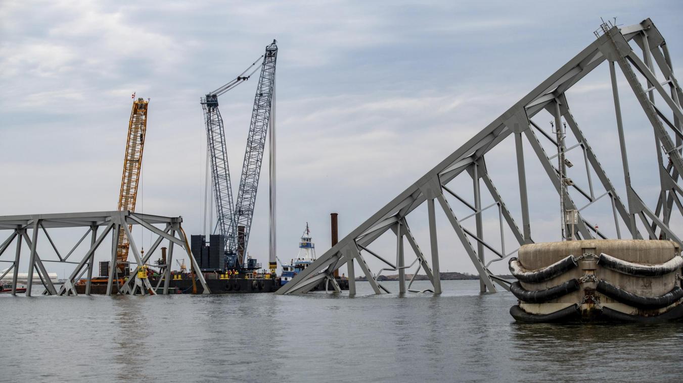 <p>Auf diesem von der US-Küstenwache zur Verfügung gestellten Foto finden Bergungsarbeiten an der Francis Scott Key Bridge in Baltimore statt.</p>