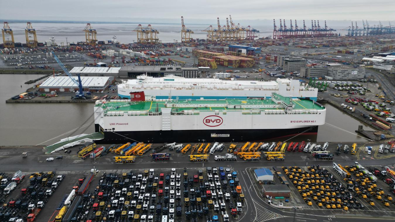 <p>Der Autofrachter „BYD Explorer 1“ liegt mit 3.000 Neuwagen an Bord in Bremerhaven im Auto-Terminal der BLG.</p>