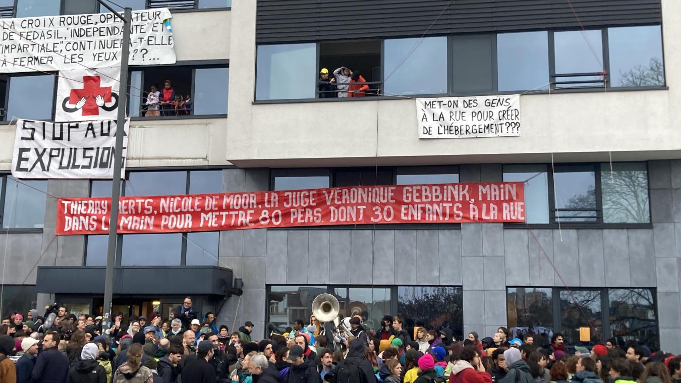 <p>Vor einem seit Januar durch 80 Personen besetzten Gebäude in Ixelles demonstrierten am Mittwochmorgen Hunderte Menschen gegen die geplante Zwangsräumung.</p>