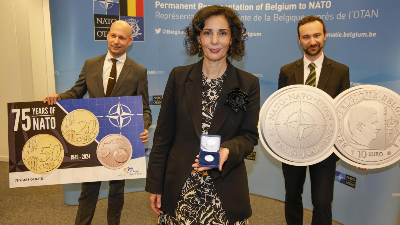 <p>Hadja Lahbib (Bildmitte) mit der belgischen Münze</p>