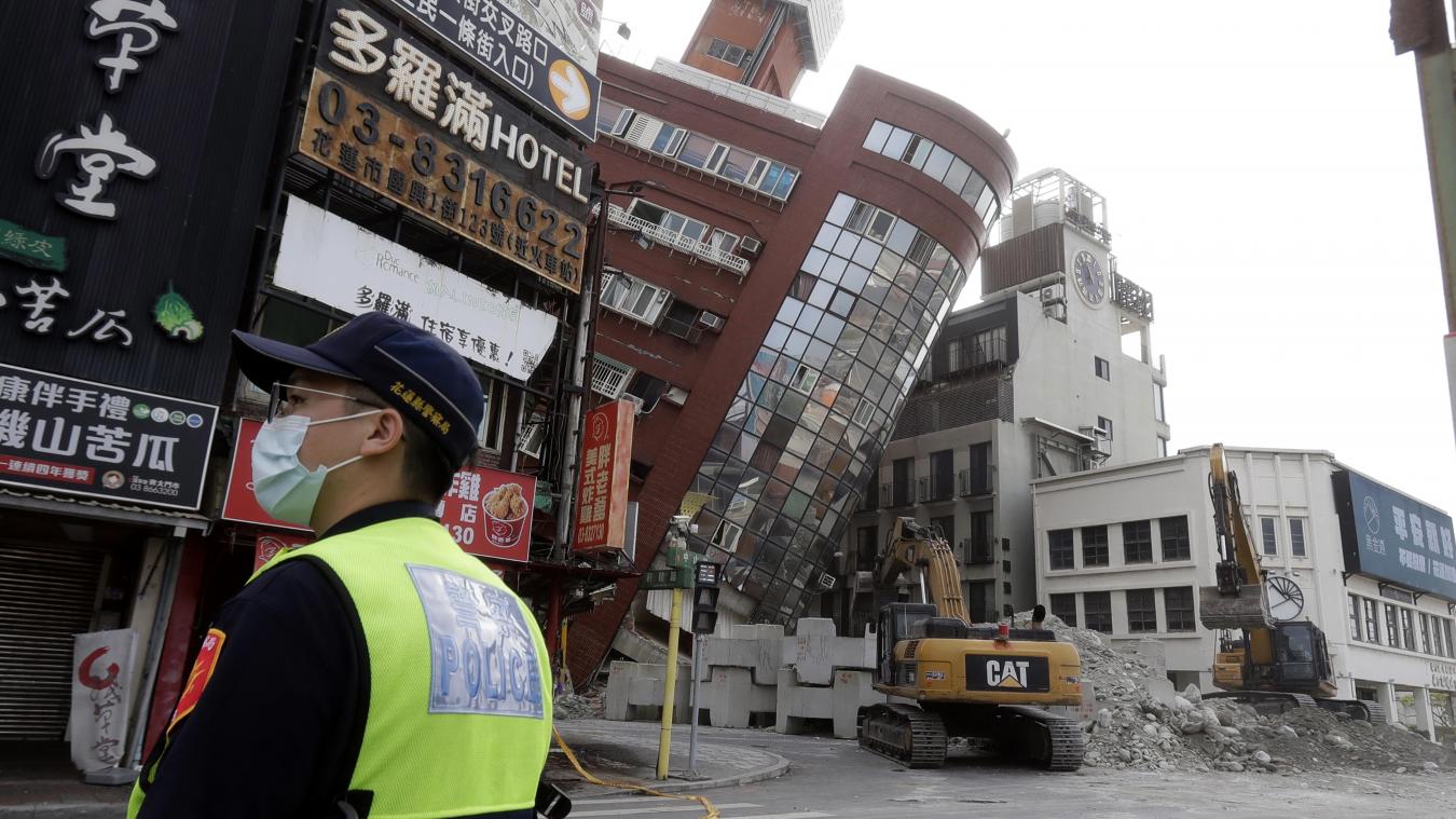 <p>Ein Polizeibeamter steht einen Tag nach einem starken Erdbeben in der Stadt Hualien im Osten Taiwans neben einem teilweise eingestürzten Gebäude Wache.</p>
