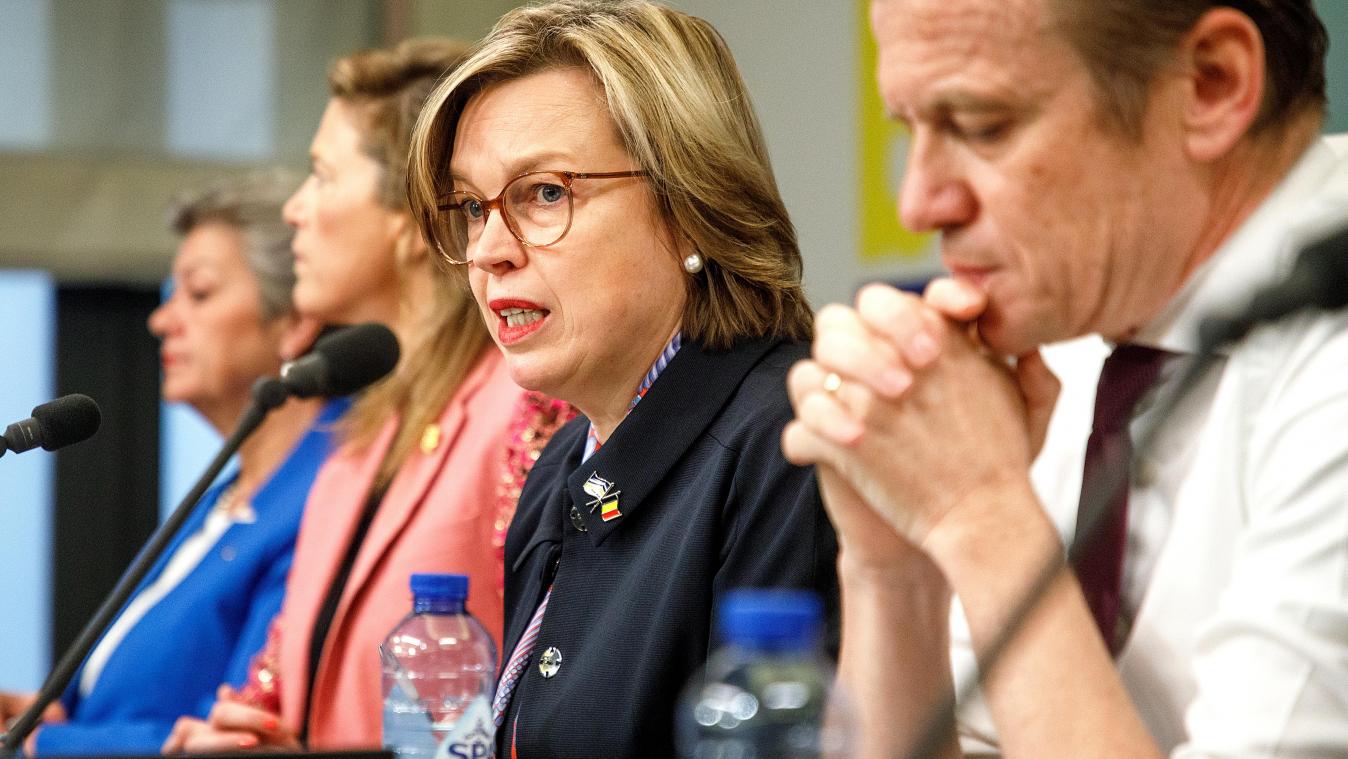 <p>Europol-Chefin Catherine De Bolle (M.), umringt von Justizminister Paul Van Tigchelt (r.) und Innenministerin Annelies Verlinden, präsentierte in Brüssel die Analyse.</p>