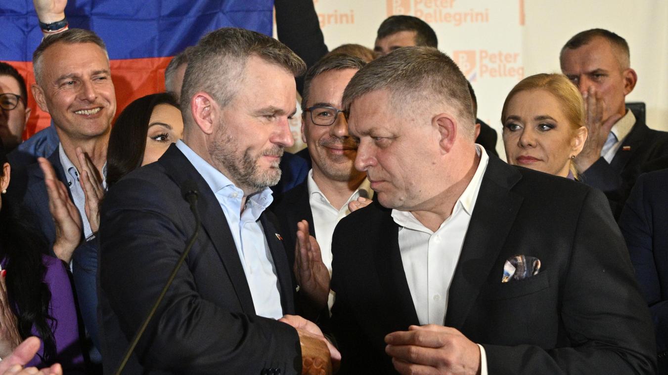 <p>Präsidentschaftskandidat Peter Pellegrini, links, schüttelt Premierminister Robert Fico nach der Stichwahl in Bratislava, Slowakei, am frühen Sonntag, die Hand.</p>