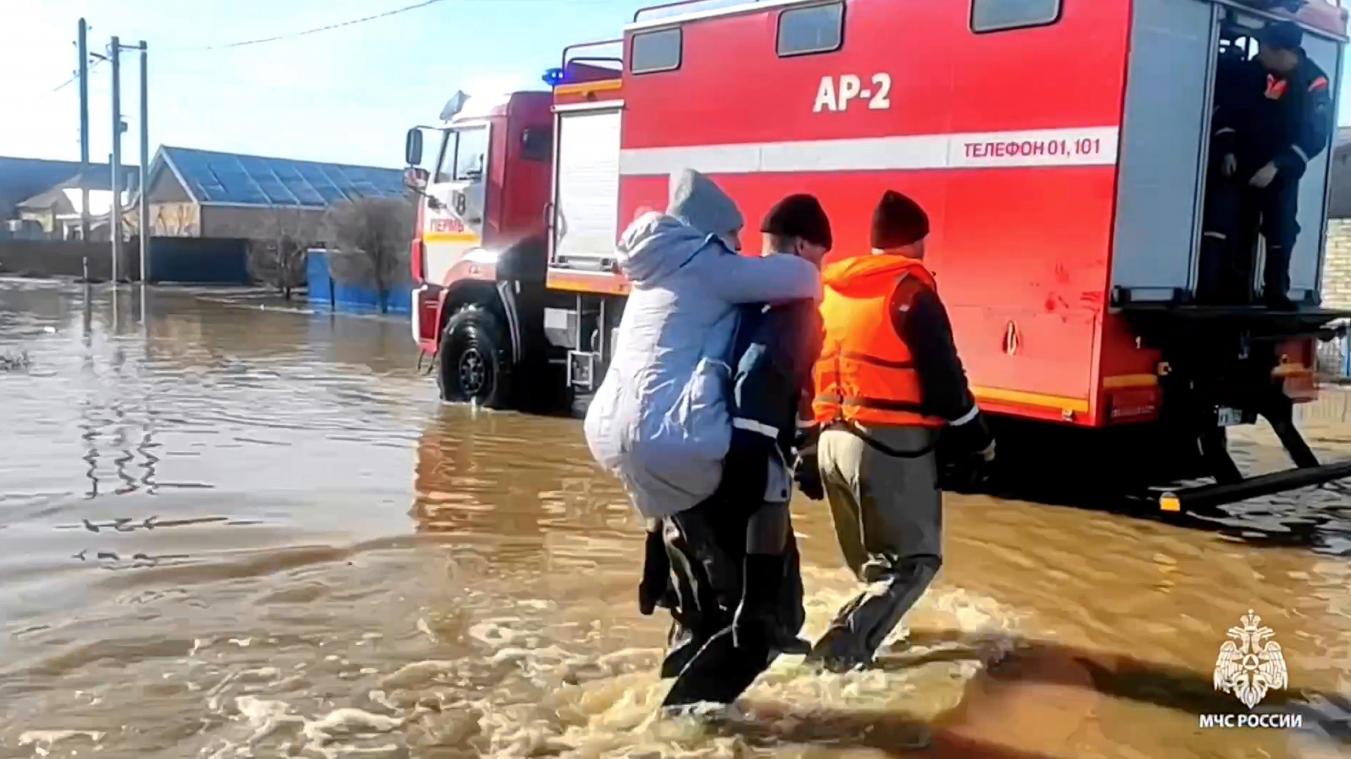 <p>Nach einem Dammbruch in einer Stadt im Uralgebirge kam es zu Überschwemmungen, die nach Angaben der örtlichen Behörden die Evakuierung von Tausenden von Menschen erforderlich machten.</p>