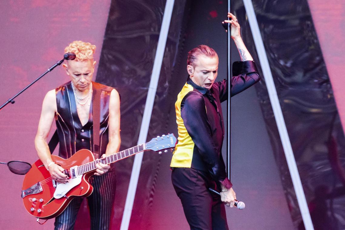 <p>Schnell wird bei Depeche Mode eines klar: Hier zelebrieren zwei Künstler nicht nur ihre Musik, sondern auch sich selbst. Und von „The Guardian“ mit den Weihen als „the most popular electronic band the world has ever known“ faktisch in den Olymp der Popgeschichte erhoben.</p>