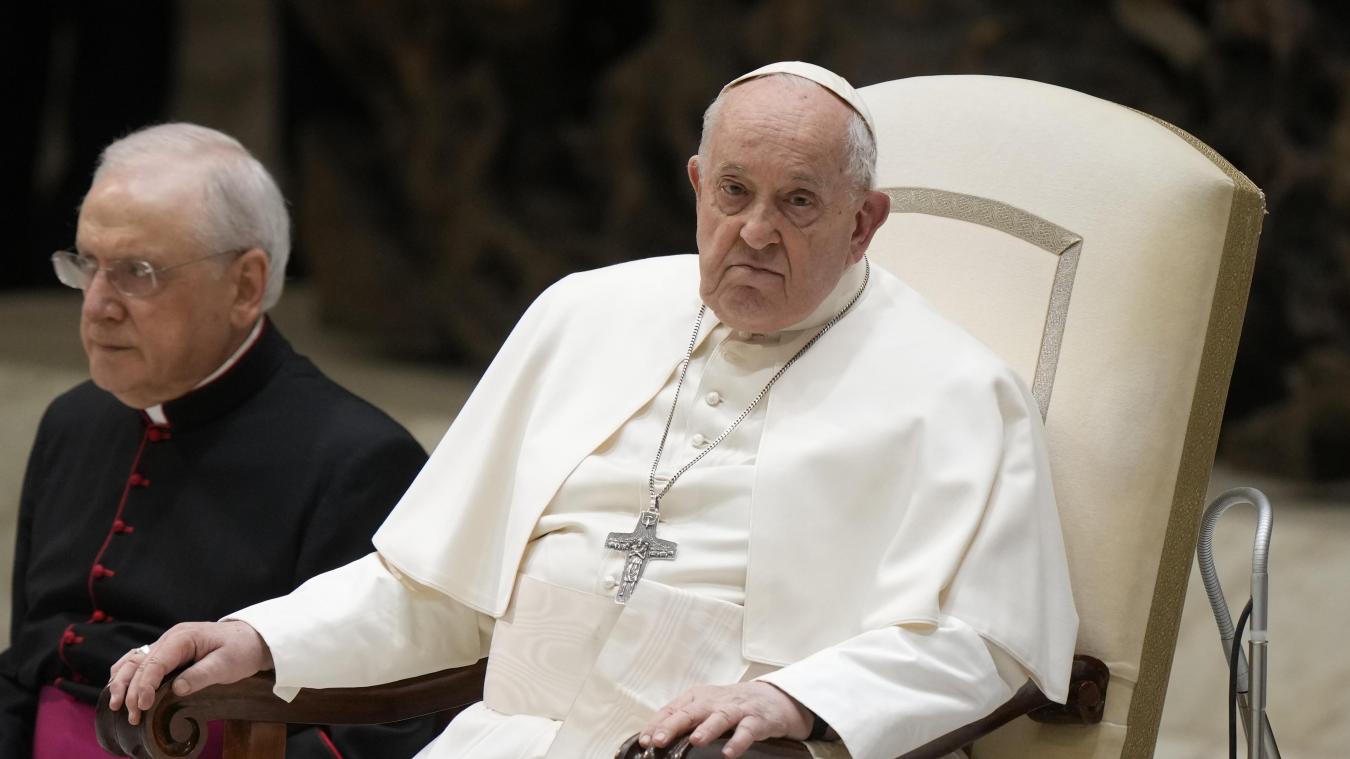 <p>Papst Franziskus sitzt in einem Stuhl bei seiner wöchentlichen Generalaudienz in der Halle Paul VI. im Vatikan.</p>
