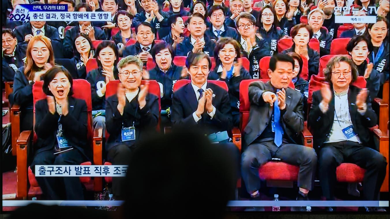 <p>Der Nachrichtensender Yonhapnews zeigt Cho Kuk (Mitte), den Vorsitzenden der südkoreanischen Partei für den Wiederaufbau Koreas, und seine Parteimitglieder, die die Ergebnisse der Auszählung der Parlamentswahlen zur Nationalversammlung verfolgen, auf einem Monitor im Bahnhof Yongsan.</p>