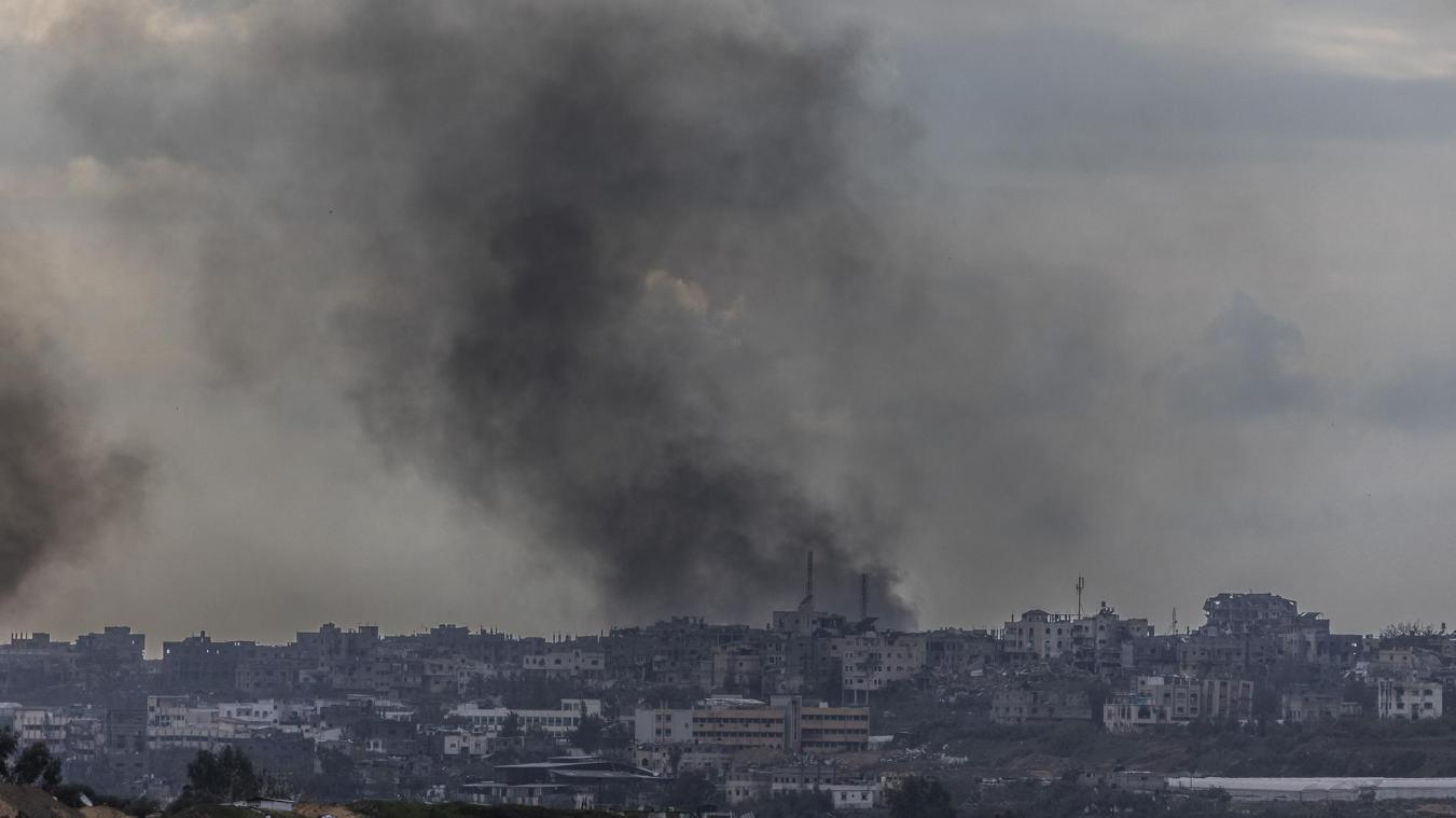 <p>Eine Rauchwolke steigt über zerstörte Gebäude im Gazastreifen auf, während die Kämpfe zwischen israelischen Truppen und der Hamas weitergehen. Schon seit über sechs Monaten tobt der Gaza-Krieg – tiefstes Leid ist seit dem Terrorangriff der Hamas auf Israel am 7. Oktober über die Region gekommen.</p>