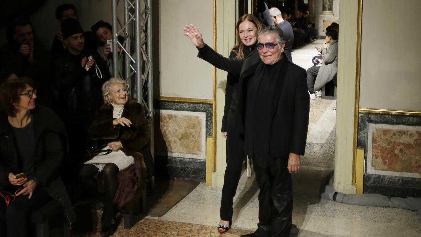 <p>Modedesigner Roberto Cavalli und seine Frau Eva Duringer nehmen den Applaus des Publikums nach der Präsentation der Roberto Cavalli-Herrenkollektion für Herbst/Winter 2015-2016 in Mailand entgegen.</p>