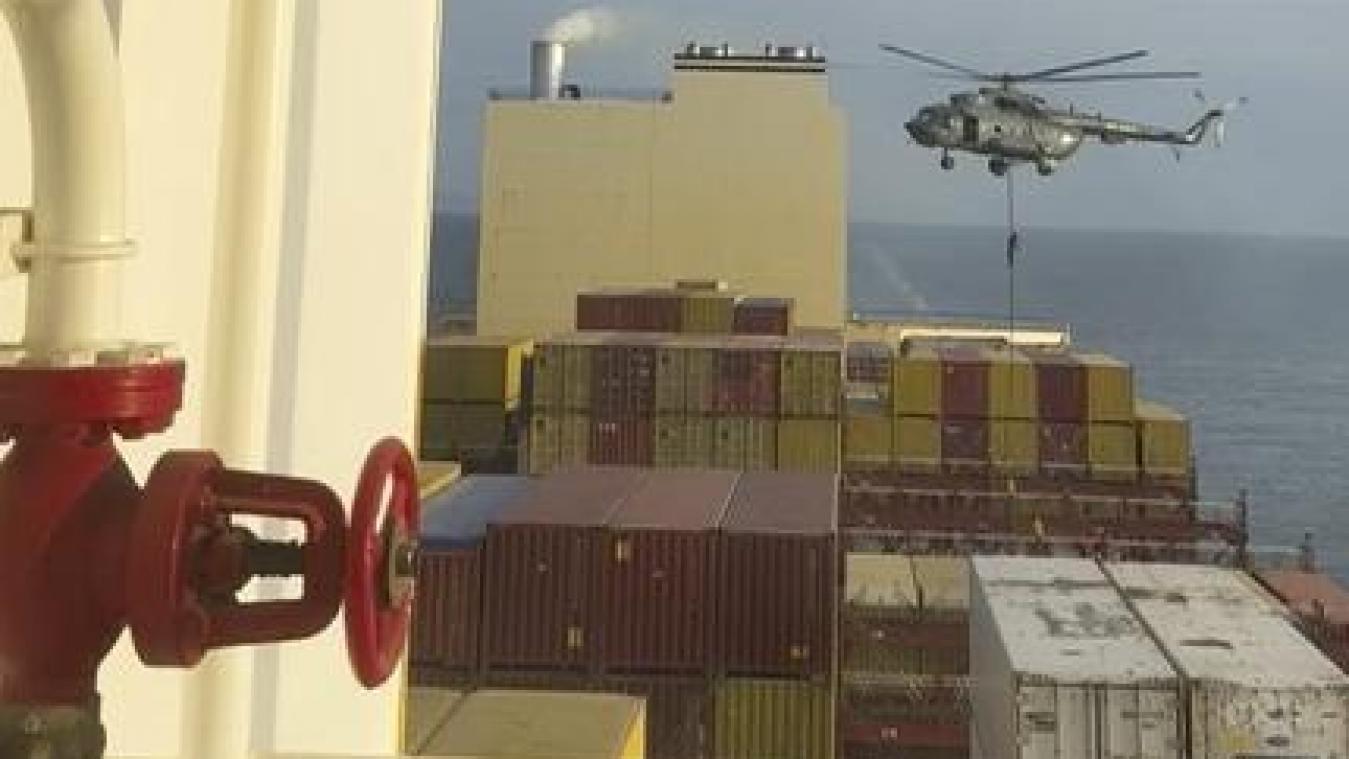 <p>Dieses Bild aus einem Video, das The Associated Press von einem Verteidigungsbeamten des Nahen Ostens zur Verfügung gestellt wurde, zeigt einen Hubschrauberangriff auf ein Schiff in der Nähe der Straße von Hormus.</p>