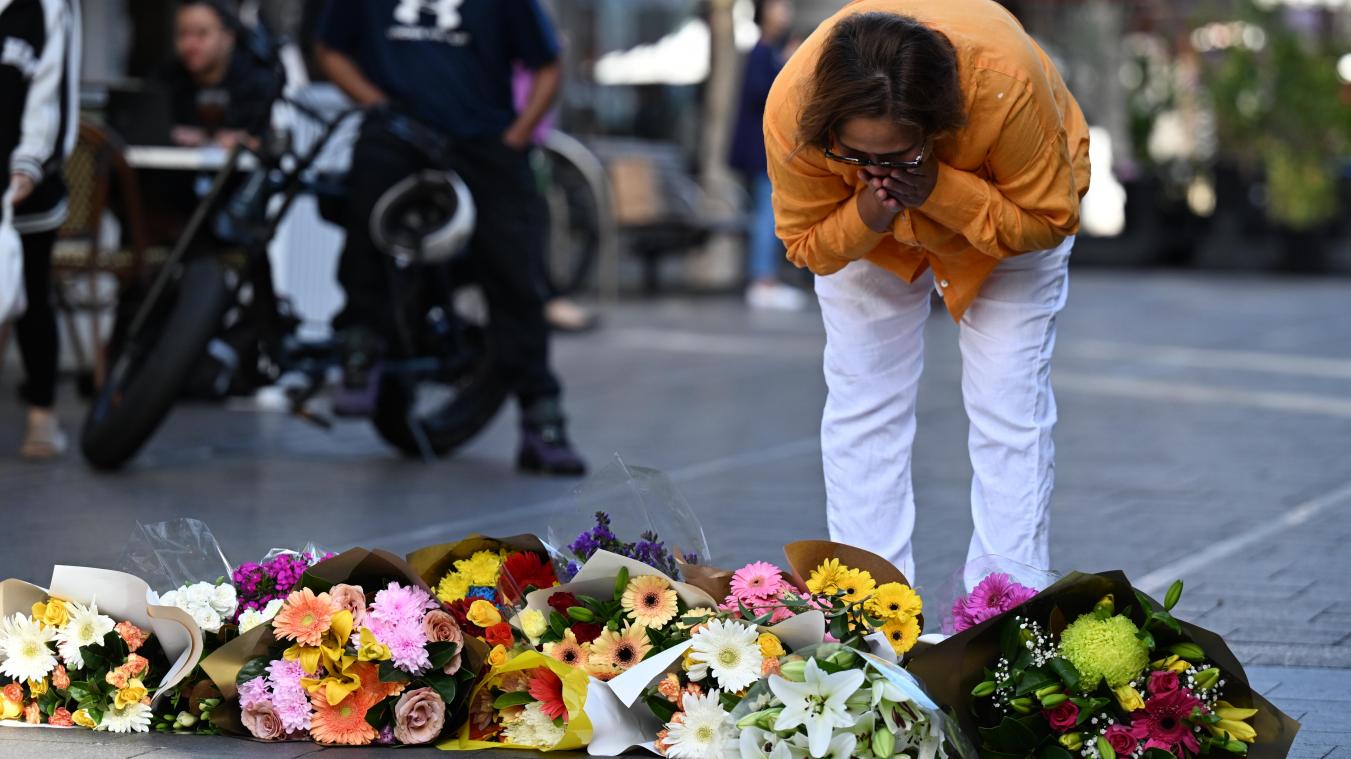 <p>Anwohner legen Blumen am Tatort eines Messerangriffs in Bondi Junction nieder.</p>