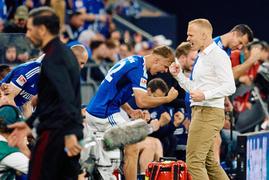 <p>Schalkes Trainer Karel Geraerts (rechts) jubelt beim Schlusspfiff.</p>