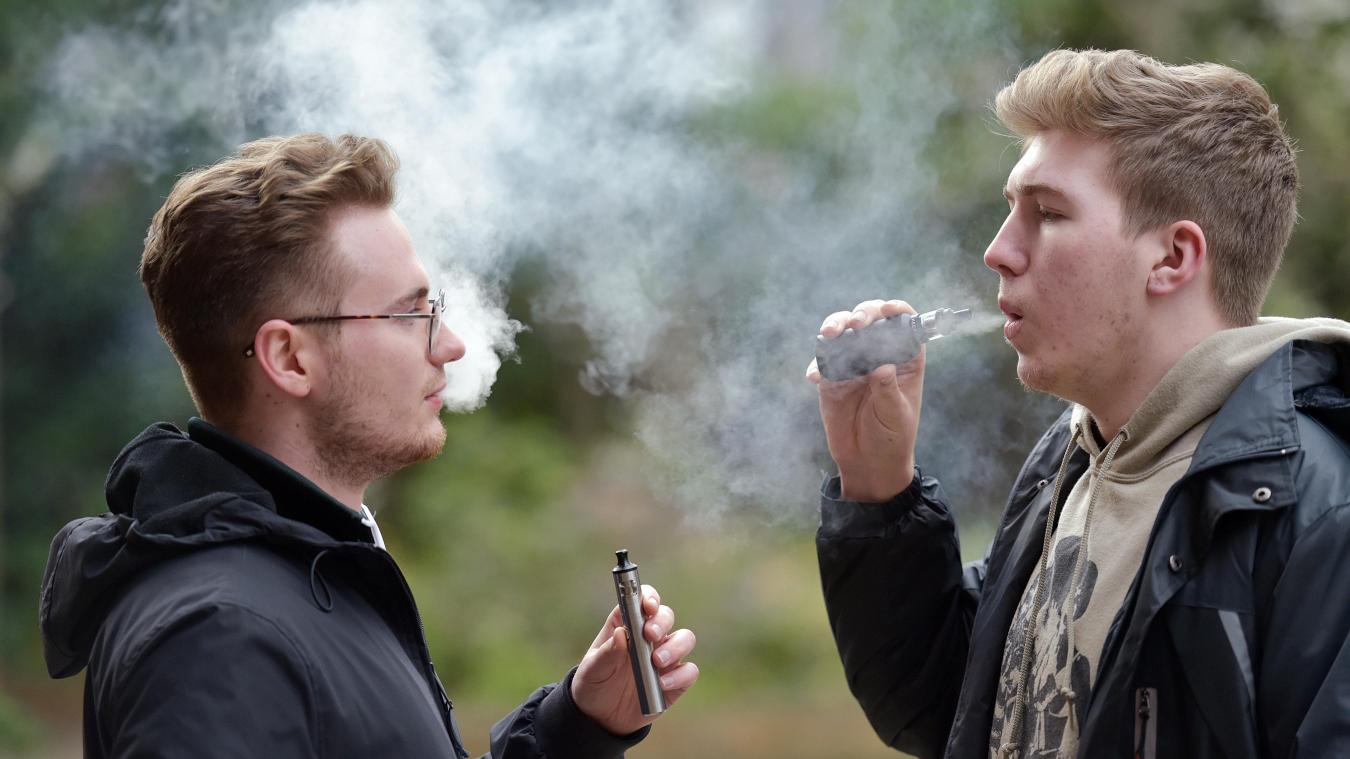 <p>Zwei junge Menschen rauchen in Londoneine E-Zigarette.</p>