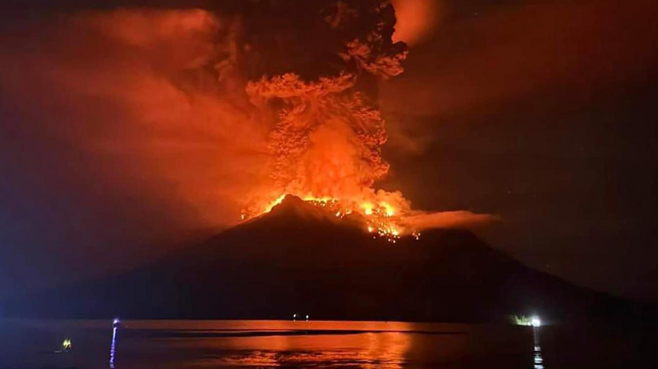 <p>Auf diesem von der regionalen Katastrophenschutzbehörde Sitaro (BPBD Sitaro) veröffentlichten Foto glüht Lava im Krater des Vulkans Ruang, als dieser auf den Sanguine-Inseln in Indonesien ausbricht.</p>