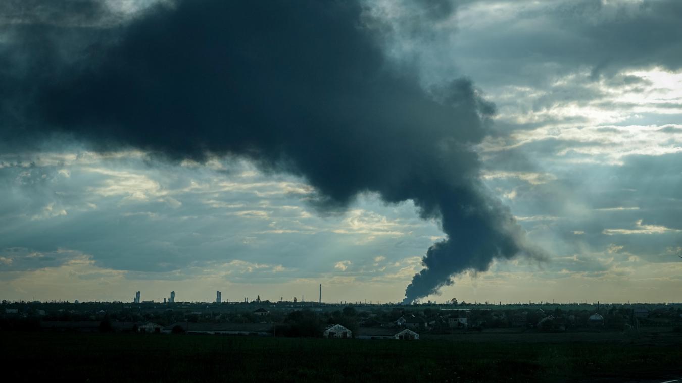 <p>In der Region Odessa, in der Ukraine, ist eine riesige Rauchsäule nach einem russischen Raketenangriff zu sehen.</p>