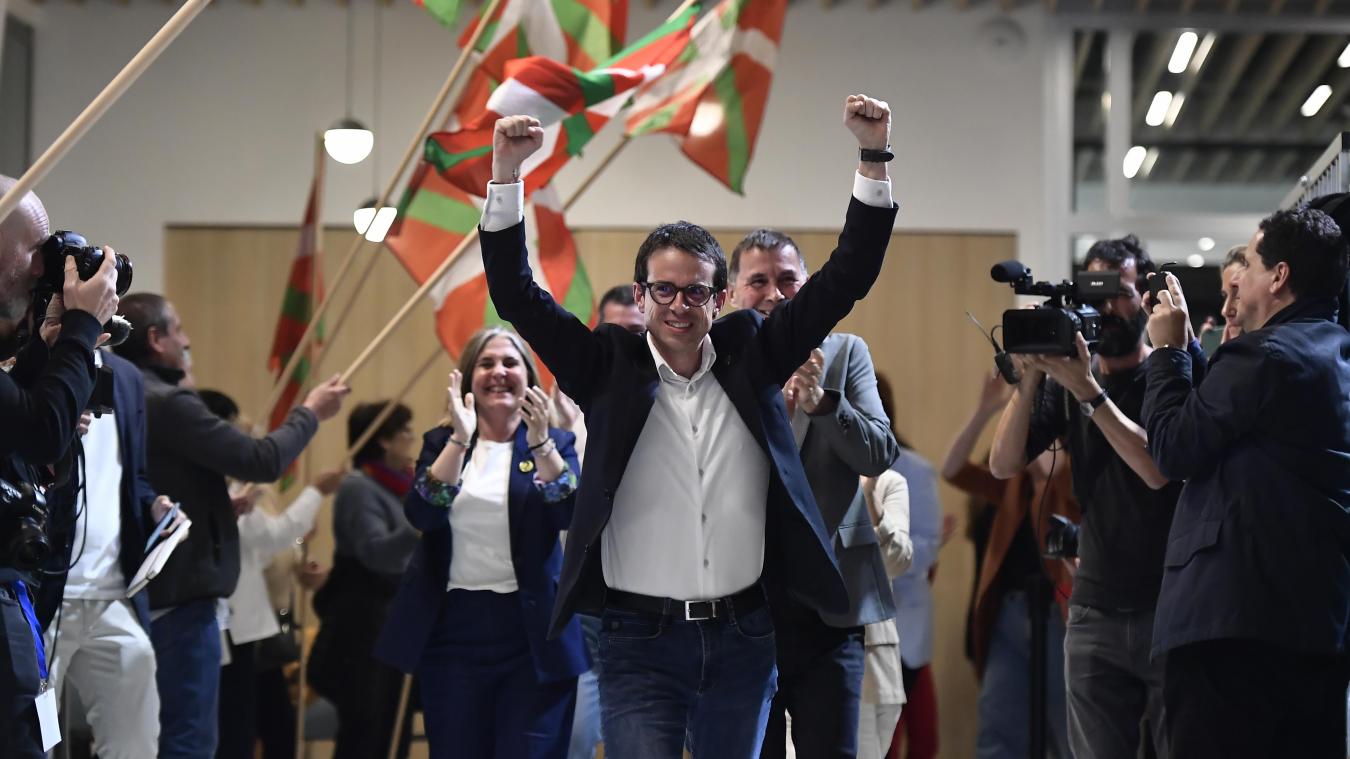 <p>Pello Otxandiano, der Kandidat von EH-Bildu, einer Koalition aus pro-unabhängigen und nationalistischen baskischen Parteien, feiert nach der Bekanntgabe von Wahlergebnissen der baskischen Regionalwahlen.</p>