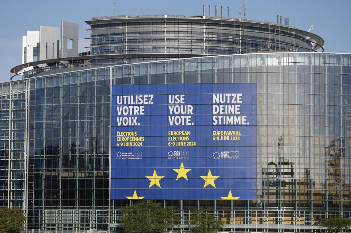 <p>Eine riesiges Transparent mit der Aufschrift „Utilisez votre voix, use your voice, nutze Deine Stimme“ am EU-Parlament in Straßburg.</p>