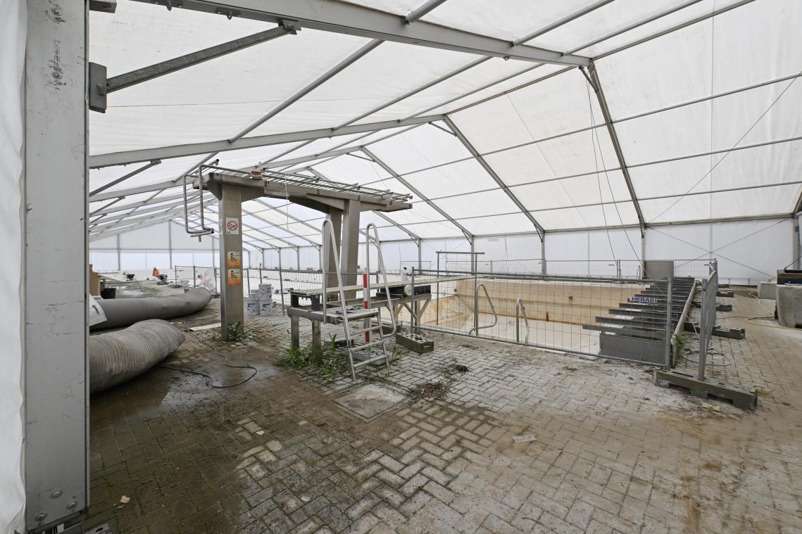 <p>Das Außenbecken des Wetzlarbads wird seit einigen Wochen durch ein Zelt geschützt. So lassen sich die Arbeiten witterungsunabhängig durchführen.</p>