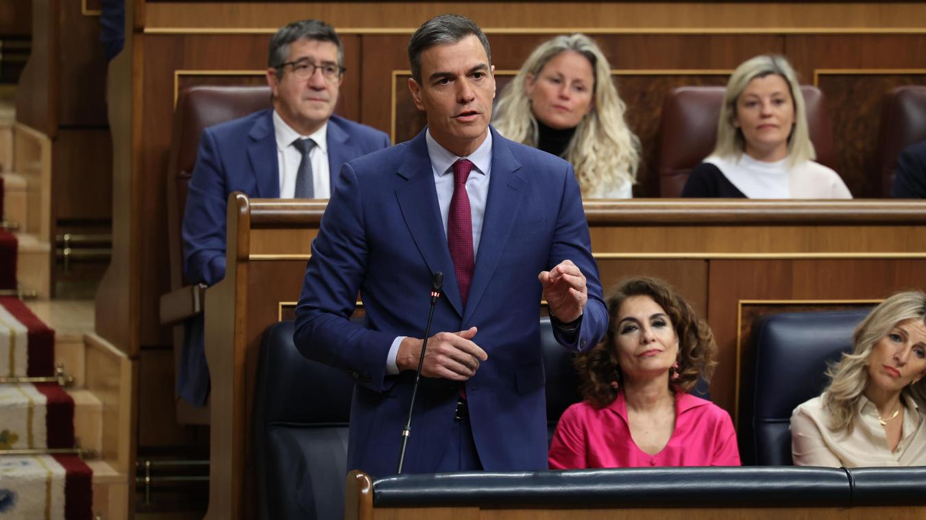 <p>Pedro Sanchez (links) spricht während einer Sitzung im Abgeordnetenhaus.</p>
