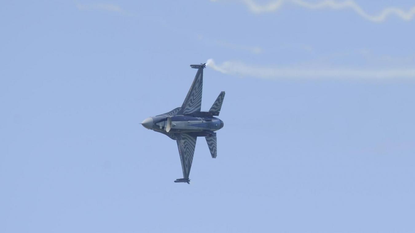 <p>Ein belgischer F-16-Jet bei einem Manöver</p>