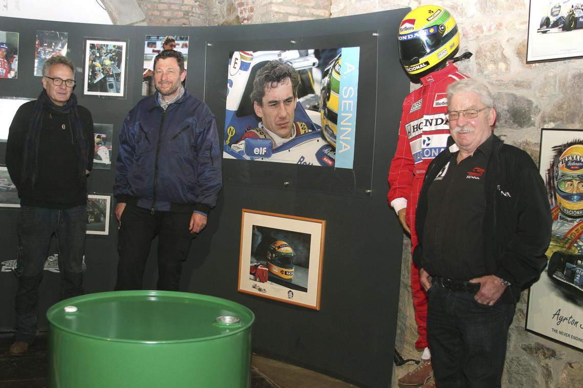 <p>Auf die neue Senna-Schau im Motorsportmuseum in Stavelot freuen sich Direktor Jean-Claude Mathoul, Kustos Pierre Christophe und Sammler Alfred Fohnen (v.l.n.r.).</p>