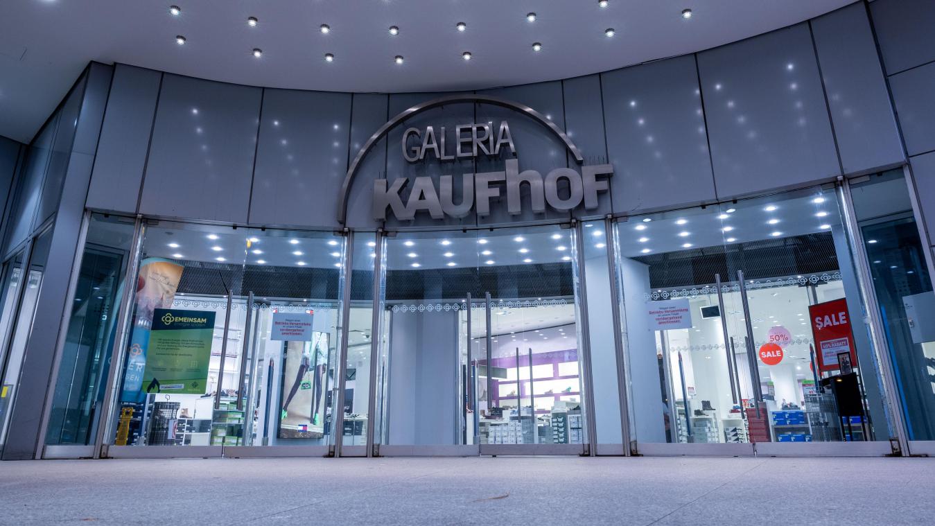 <p>Der Haupteingang der Filiale von Galeria-Kaufhof in Rostock</p>